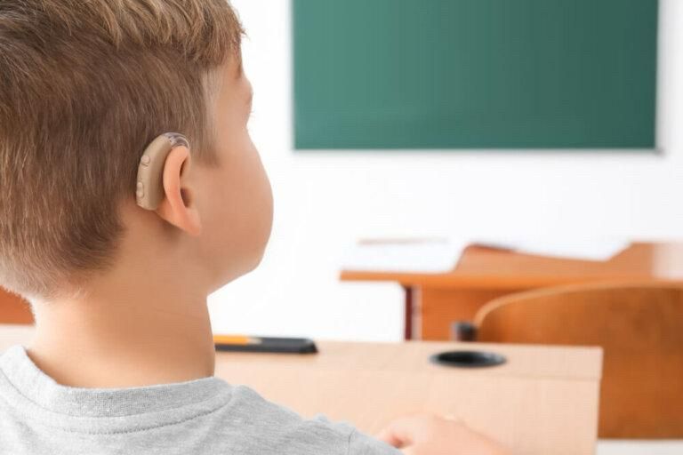 Niña con pérdida auditiva participando en la sala de clases