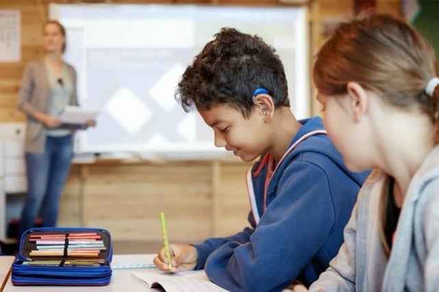 Portada del artículo Desafíos de los niños con pérdida auditiva en la sala de clases: inclusión escolar y aprendizaje